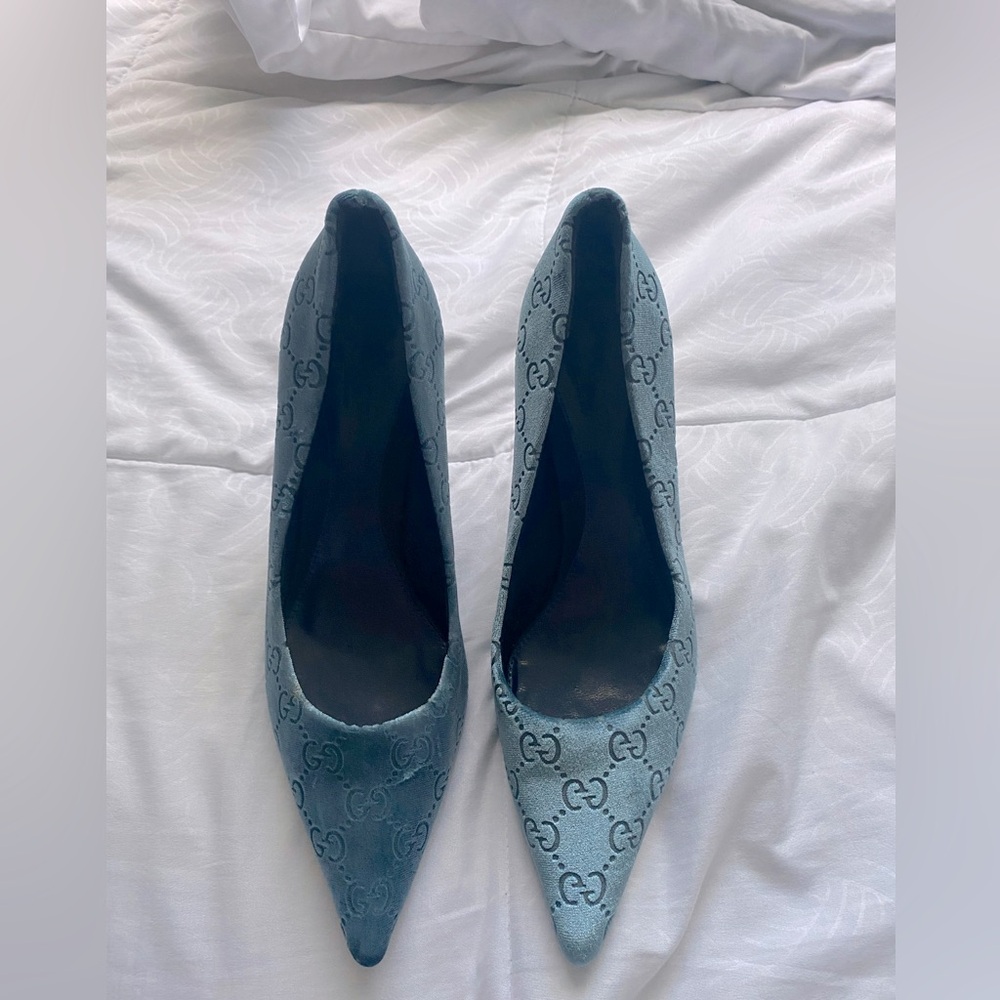 Elegant Blue Heels with Sophisticated Design
